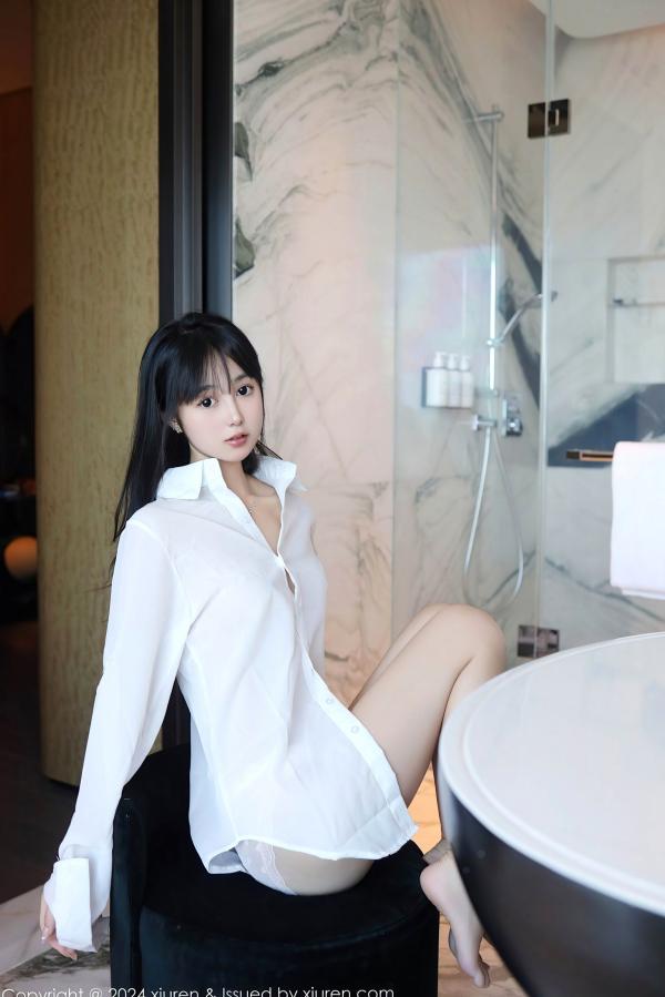    秀人网林好好9251首套写真：纯欲风白色衬衣，室内私房大片，极致长腿与清纯撩人瞬间第15张图片