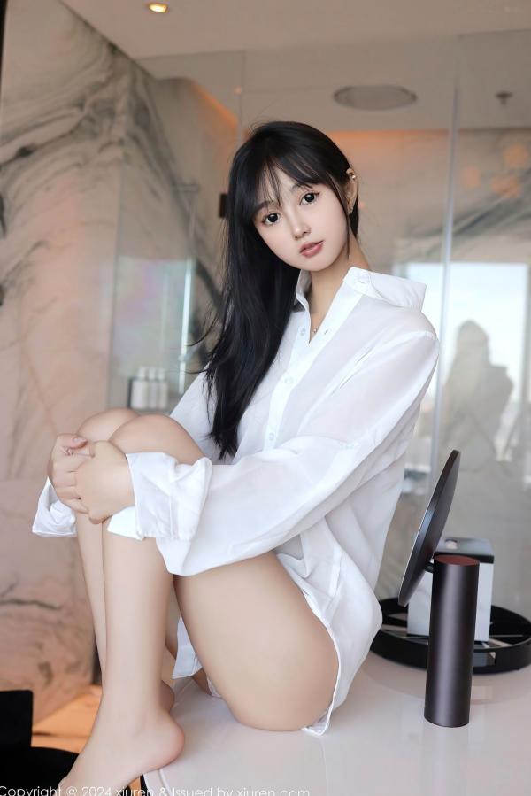   秀人网林好好9251首套写真：纯欲风白色衬衣，室内私房大片，极致长腿与清纯撩人瞬间第19张图片
