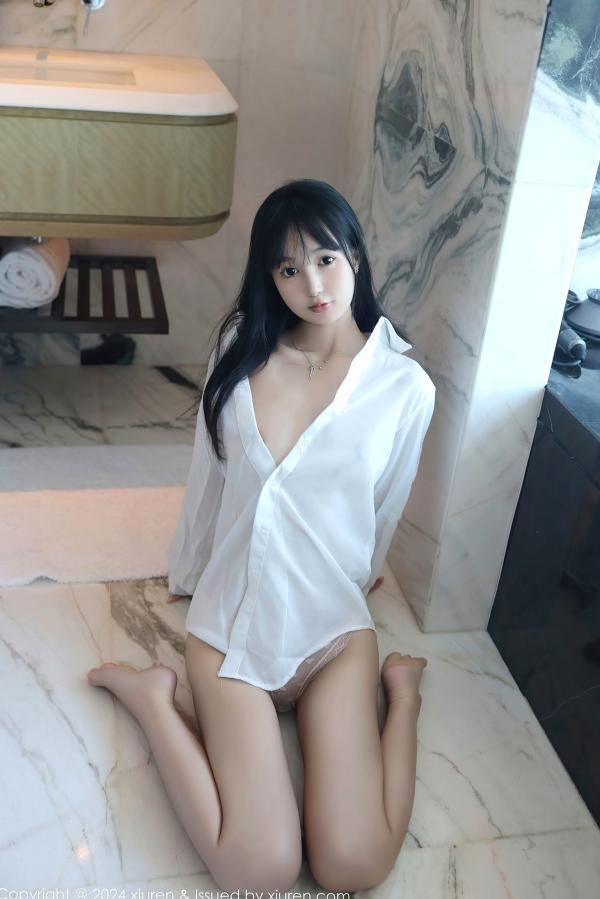    秀人网林好好9251首套写真：纯欲风白色衬衣，室内私房大片，极致长腿与清纯撩人瞬间第43张图片