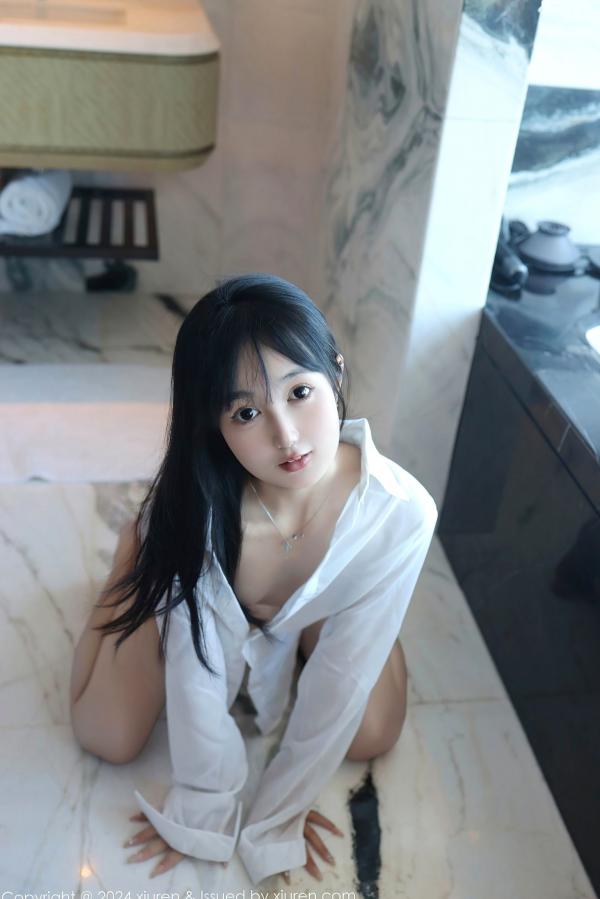    秀人网林好好9251首套写真：纯欲风白色衬衣，室内私房大片，极致长腿与清纯撩人瞬间第44张图片