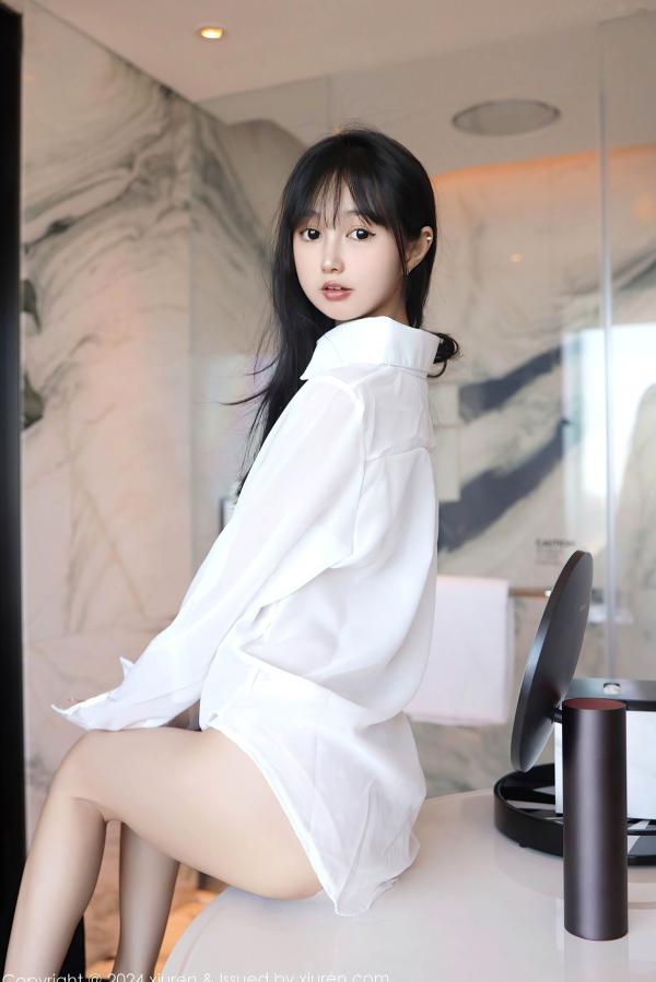    秀人网林好好9251首套写真：纯欲风白色衬衣，室内私房大片，极致长腿与清纯撩人瞬间第61张图片