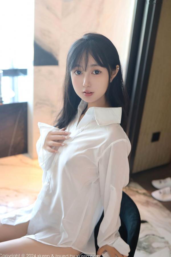    秀人网林好好9251首套写真：纯欲风白色衬衣，室内私房大片，极致长腿与清纯撩人瞬间第63张图片