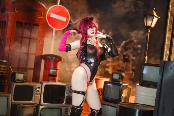    Natsuko夏夏子《崩坏·星穹铁道》卡芙卡极致朋克COS，大尺度角色扮演，性感写真套图[60P]第16张图片