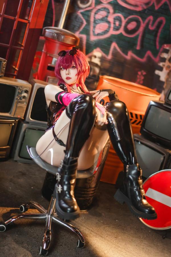    Natsuko夏夏子《崩坏·星穹铁道》卡芙卡极致朋克COS，大尺度角色扮演，性感写真套图[60P]第48张图片