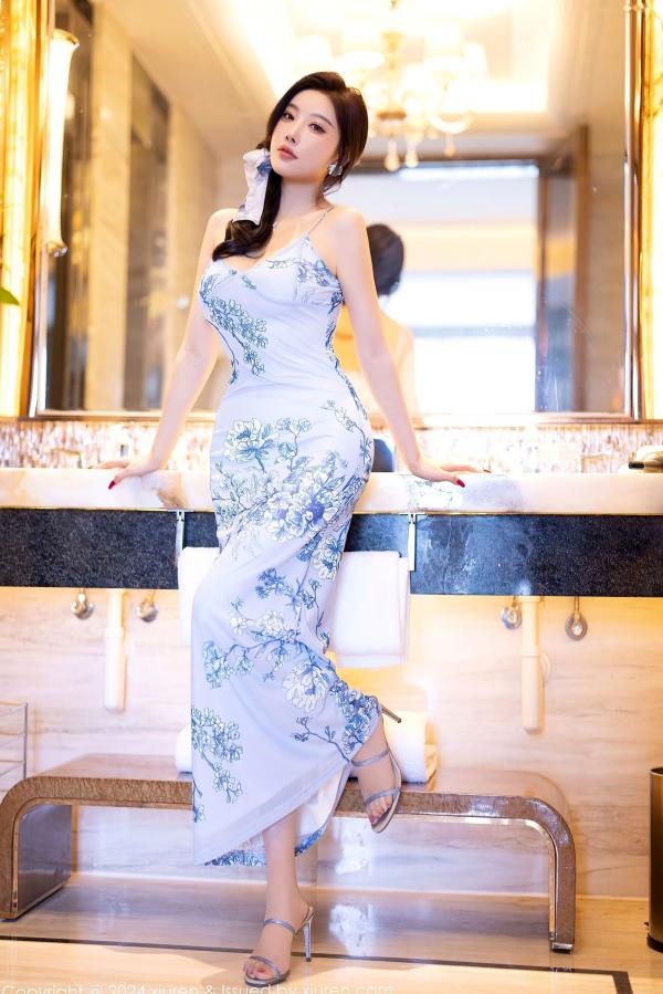 杨晨晨 sugar小甜心CC  XiuRen秀人网9249杨晨晨Yome：浅蓝吊带睡裙私房写真，居家纯欲风与蕾丝诱惑，极品美腿配无圣光大尺度唯美呈现第57张图片