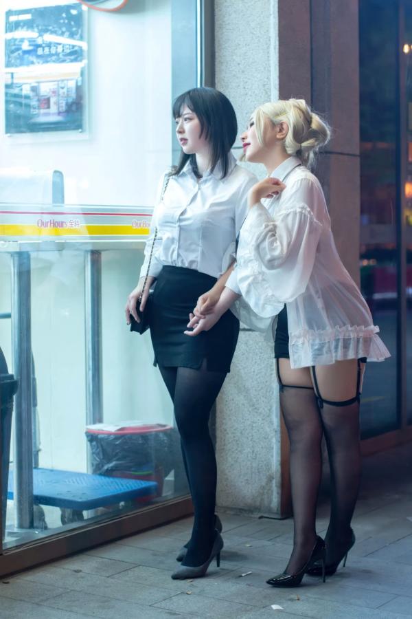    皮皮奶&穆零Mu0 - 百合OL私房写真，夜色街拍与制服诱惑，双子女神亲密缠绵，气质与身材的视觉盛宴 [51P]第1张图片