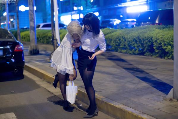    皮皮奶&穆零Mu0 - 百合OL私房写真，夜色街拍与制服诱惑，双子女神亲密缠绵，气质与身材的视觉盛宴 [51P]第4张图片