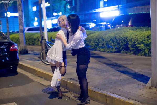    皮皮奶&穆零Mu0 - 百合OL私房写真，夜色街拍与制服诱惑，双子女神亲密缠绵，气质与身材的视觉盛宴 [51P]第5张图片