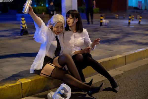    皮皮奶&穆零Mu0 - 百合OL私房写真，夜色街拍与制服诱惑，双子女神亲密缠绵，气质与身材的视觉盛宴 [51P]第7张图片