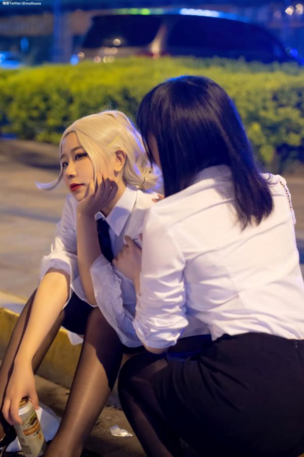    皮皮奶&穆零Mu0 - 百合OL私房写真，夜色街拍与制服诱惑，双子女神亲密缠绵，气质与身材的视觉盛宴 [51P]第11张图片
