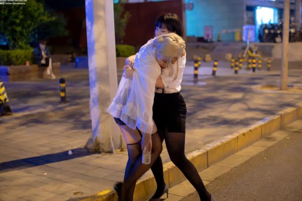    皮皮奶&穆零Mu0 - 百合OL私房写真，夜色街拍与制服诱惑，双子女神亲密缠绵，气质与身材的视觉盛宴 [51P]第16张图片