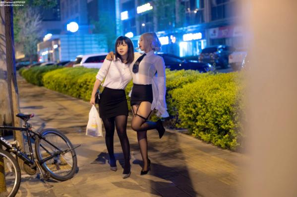    皮皮奶&穆零Mu0 - 百合OL私房写真，夜色街拍与制服诱惑，双子女神亲密缠绵，气质与身材的视觉盛宴 [51P]第18张图片