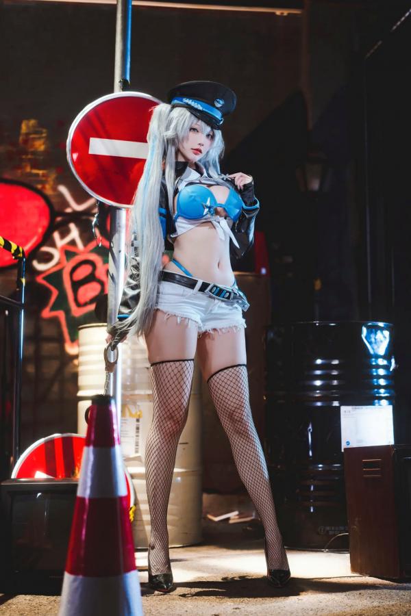    宫本桜 - 交错战线刃齿女警COS高清图，赛博朋克风性感御姐制服诱惑，工业风街头摄影视觉盛宴 [22P]第15张图片