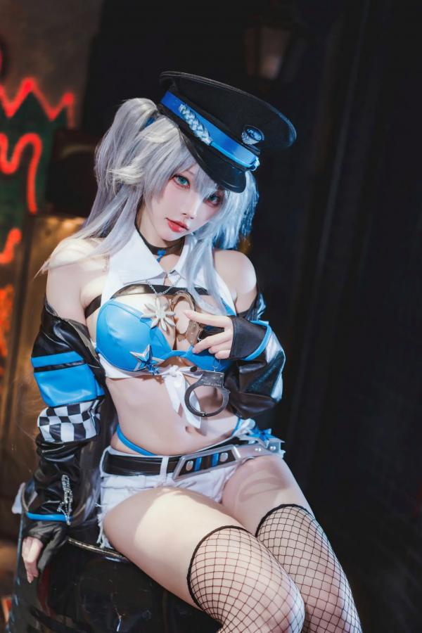    宫本桜 - 交错战线刃齿女警COS高清图，赛博朋克风性感御姐制服诱惑，工业风街头摄影视觉盛宴 [22P]第17张图片