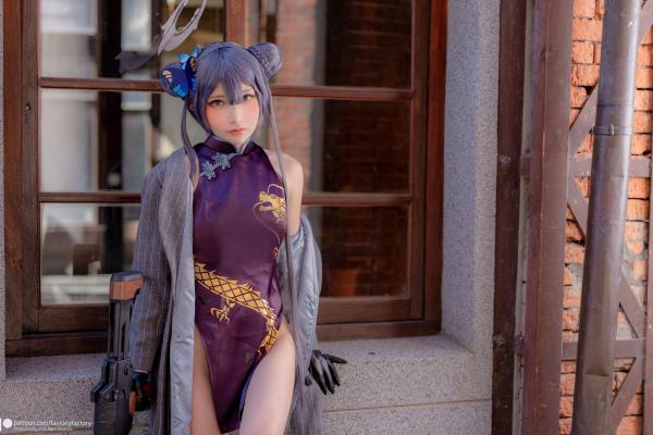    Fantasy-Factory-小丁Ding《蔚蓝档案》妃咲Cosplay，冷艳御姐旗袍街拍，山海经统帅的霸气与性感造型展示第4张图片