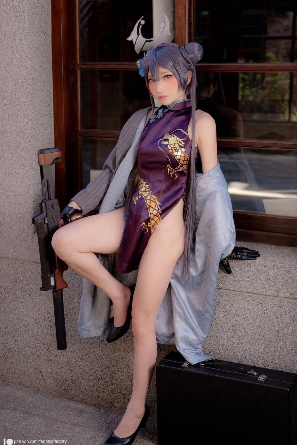    Fantasy-Factory-小丁Ding《蔚蓝档案》妃咲Cosplay，冷艳御姐旗袍街拍，山海经统帅的霸气与性感造型展示第5张图片
