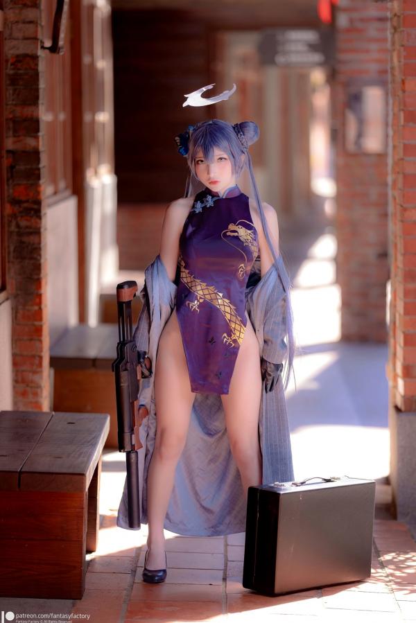    Fantasy-Factory-小丁Ding《蔚蓝档案》妃咲Cosplay，冷艳御姐旗袍街拍，山海经统帅的霸气与性感造型展示第12张图片