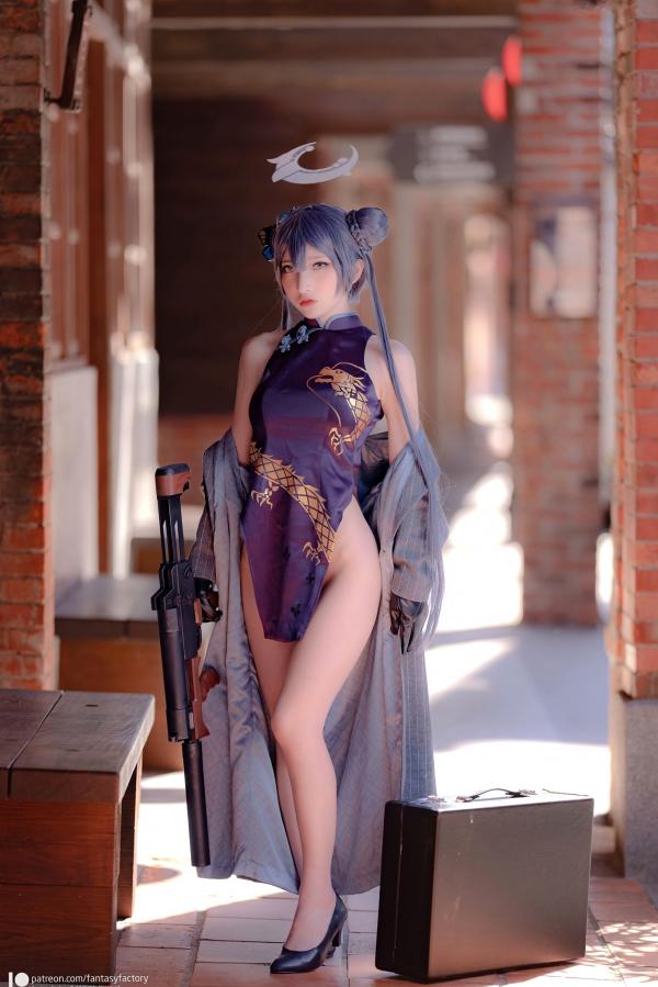    Fantasy-Factory-小丁Ding《蔚蓝档案》妃咲Cosplay，冷艳御姐旗袍街拍，山海经统帅的霸气与性感造型展示第13张图片
