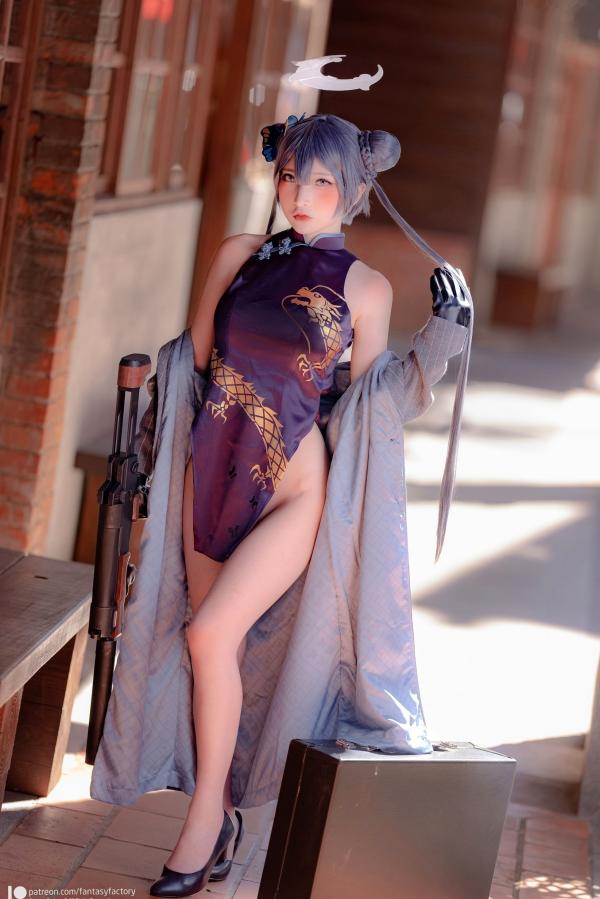    Fantasy-Factory-小丁Ding《蔚蓝档案》妃咲Cosplay，冷艳御姐旗袍街拍，山海经统帅的霸气与性感造型展示第14张图片