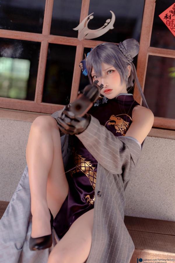    Fantasy-Factory-小丁Ding《蔚蓝档案》妃咲Cosplay，冷艳御姐旗袍街拍，山海经统帅的霸气与性感造型展示第18张图片