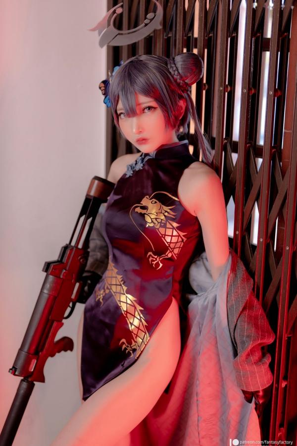    Fantasy-Factory-小丁Ding《蔚蓝档案》妃咲Cosplay，冷艳御姐旗袍街拍，山海经统帅的霸气与性感造型展示第21张图片