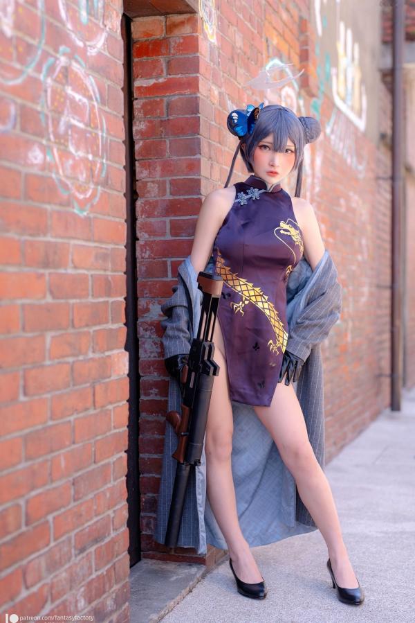    Fantasy-Factory-小丁Ding《蔚蓝档案》妃咲Cosplay，冷艳御姐旗袍街拍，山海经统帅的霸气与性感造型展示第22张图片