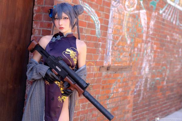    Fantasy-Factory-小丁Ding《蔚蓝档案》妃咲Cosplay，冷艳御姐旗袍街拍，山海经统帅的霸气与性感造型展示第24张图片