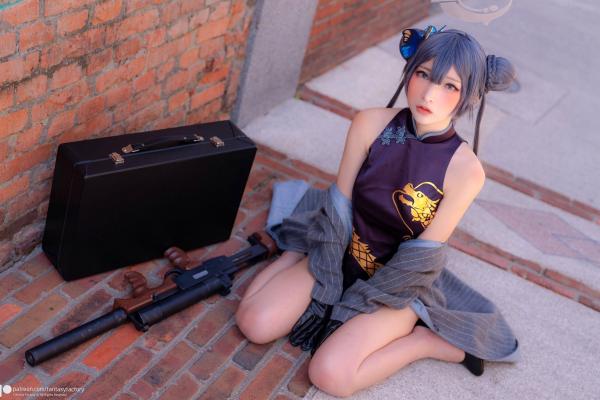    Fantasy-Factory-小丁Ding《蔚蓝档案》妃咲Cosplay，冷艳御姐旗袍街拍，山海经统帅的霸气与性感造型展示第26张图片