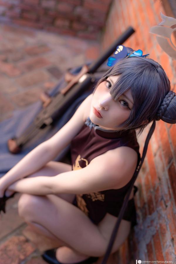    Fantasy-Factory-小丁Ding《蔚蓝档案》妃咲Cosplay，冷艳御姐旗袍街拍，山海经统帅的霸气与性感造型展示第33张图片