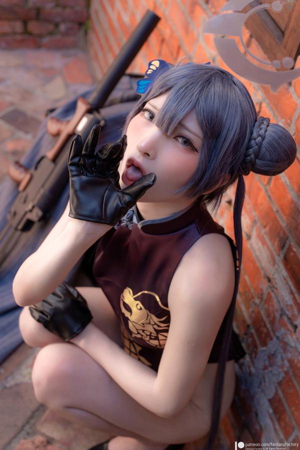    Fantasy-Factory-小丁Ding《蔚蓝档案》妃咲Cosplay，冷艳御姐旗袍街拍，山海经统帅的霸气与性感造型展示第34张图片