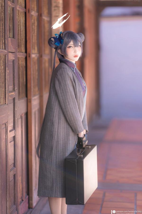    Fantasy-Factory-小丁Ding《蔚蓝档案》妃咲Cosplay，冷艳御姐旗袍街拍，山海经统帅的霸气与性感造型展示第35张图片