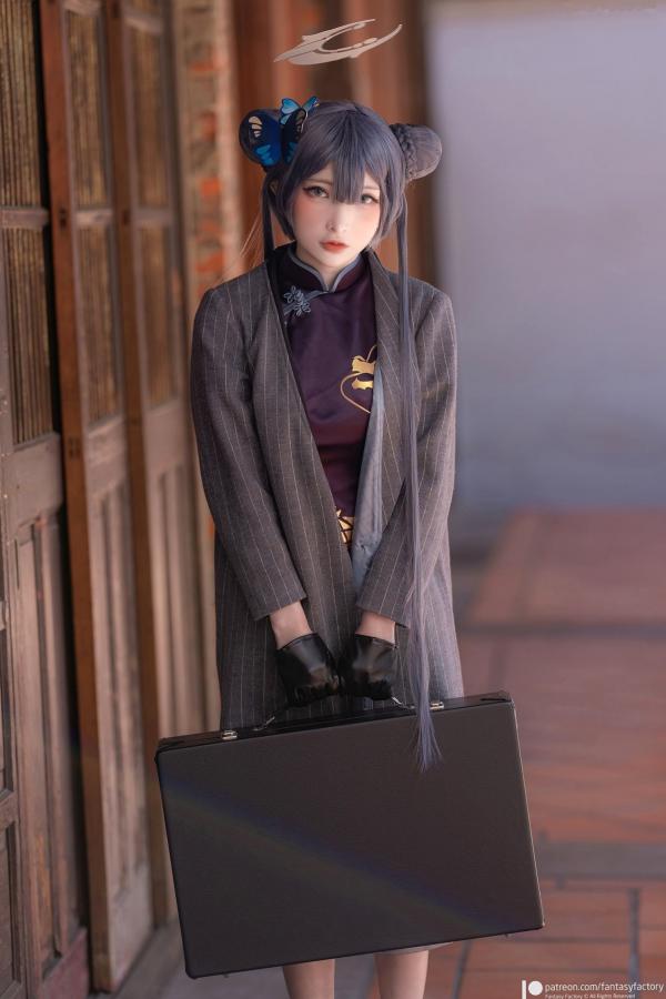    Fantasy-Factory-小丁Ding《蔚蓝档案》妃咲Cosplay，冷艳御姐旗袍街拍，山海经统帅的霸气与性感造型展示第37张图片