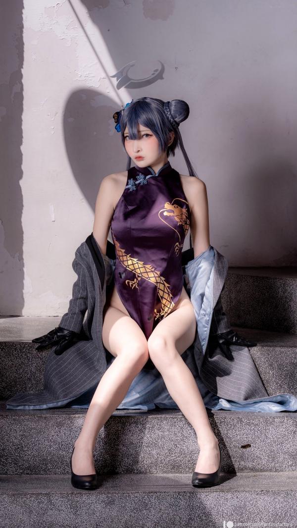    Fantasy-Factory-小丁Ding《蔚蓝档案》妃咲Cosplay，冷艳御姐旗袍街拍，山海经统帅的霸气与性感造型展示第42张图片