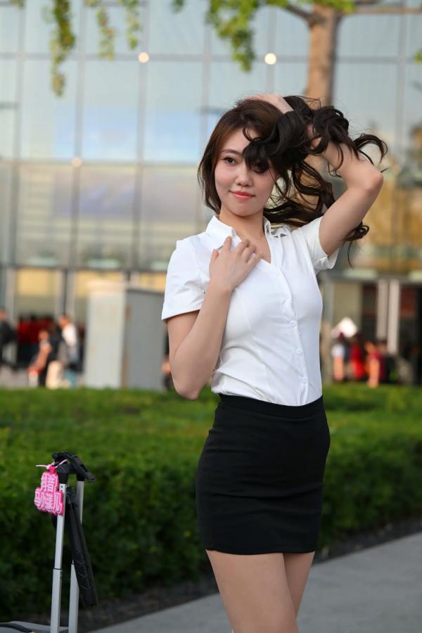   美腿高跟美女职场风户外街拍气质撩人写真 [80P]第45张图片