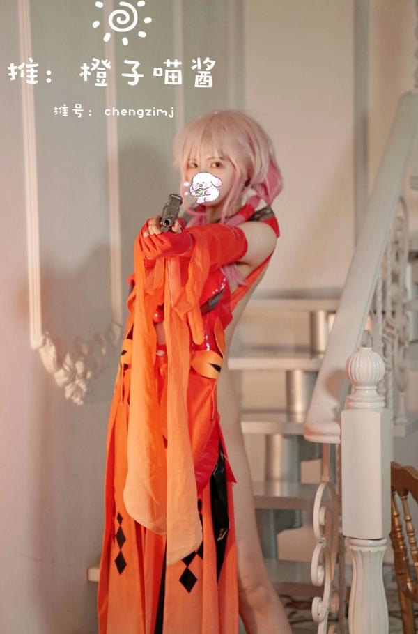    橙子喵酱-楪祈Cosplay：罪恶王冠同人福利，超还原粉发少女，大胆红色战斗服私房照合集第5张图片