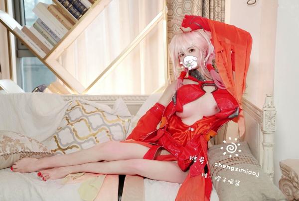    橙子喵酱-楪祈Cosplay：罪恶王冠同人福利，超还原粉发少女，大胆红色战斗服私房照合集第11张图片