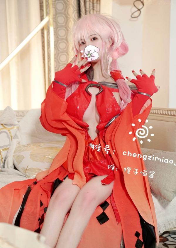    橙子喵酱-楪祈Cosplay：罪恶王冠同人福利，超还原粉发少女，大胆红色战斗服私房照合集第14张图片