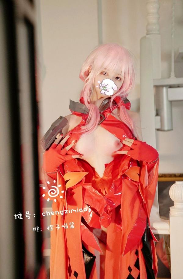    橙子喵酱-楪祈Cosplay：罪恶王冠同人福利，超还原粉发少女，大胆红色战斗服私房照合集第15张图片