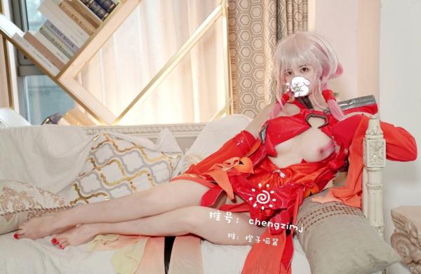    橙子喵酱-楪祈Cosplay：罪恶王冠同人福利，超还原粉发少女，大胆红色战斗服私房照合集第17张图片