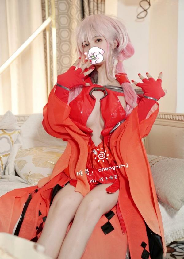    橙子喵酱-楪祈Cosplay：罪恶王冠同人福利，超还原粉发少女，大胆红色战斗服私房照合集第18张图片