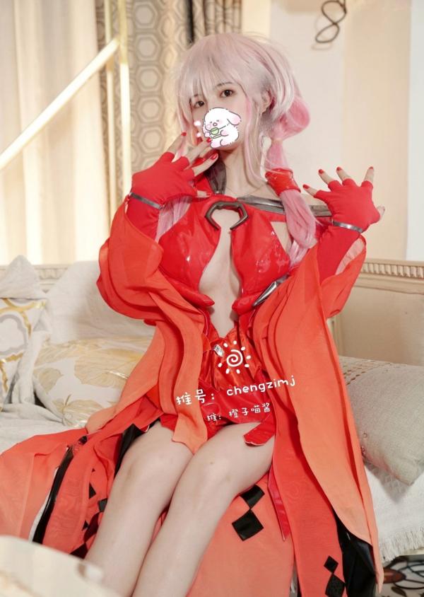    橙子喵酱-楪祈Cosplay：罪恶王冠同人福利，超还原粉发少女，大胆红色战斗服私房照合集第19张图片