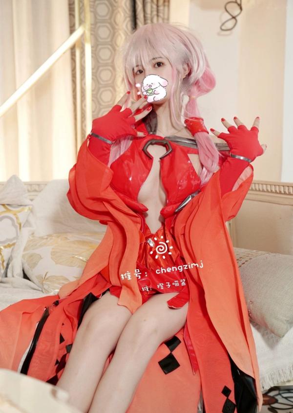    橙子喵酱-楪祈Cosplay：罪恶王冠同人福利，超还原粉发少女，大胆红色战斗服私房照合集第20张图片