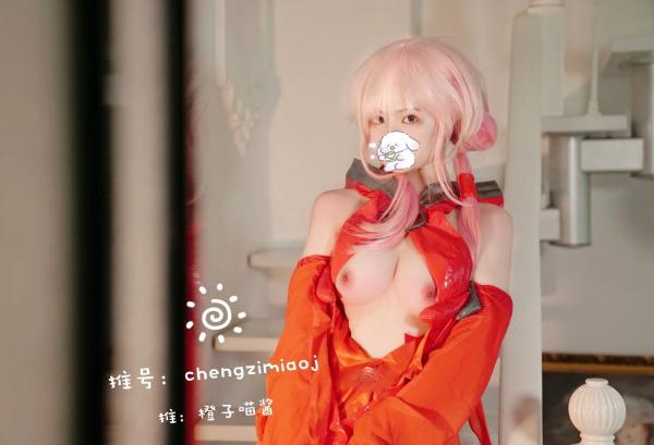    橙子喵酱-楪祈Cosplay：罪恶王冠同人福利，超还原粉发少女，大胆红色战斗服私房照合集第23张图片