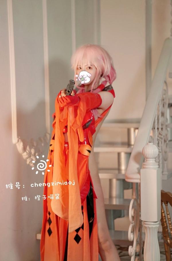    橙子喵酱-楪祈Cosplay：罪恶王冠同人福利，超还原粉发少女，大胆红色战斗服私房照合集第24张图片