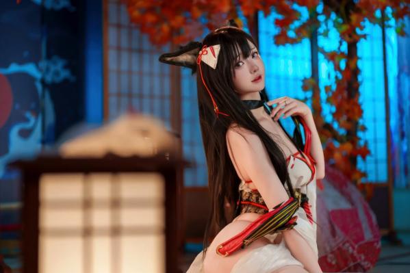    前野太太 - 碧蓝航线天城泳装Cosplay：日系和风古韵，极致诱惑私房美学，性感女神秋日红叶灯影写真[26P]第4张图片