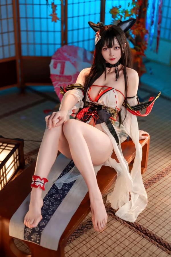    前野太太 - 碧蓝航线天城泳装Cosplay：日系和风古韵，极致诱惑私房美学，性感女神秋日红叶灯影写真[26P]第24张图片