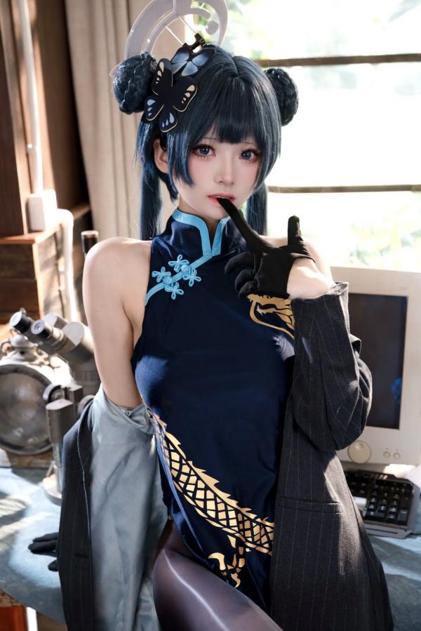    九柒喵COS蔚蓝档案妃咲，深色旗袍搭配诱惑黑丝，室内私房复古书房御姐风，酷飒冷艳女神第6张图片