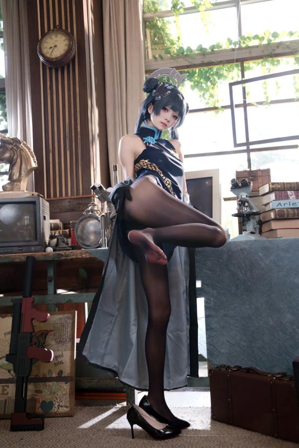    九柒喵COS蔚蓝档案妃咲，深色旗袍搭配诱惑黑丝，室内私房复古书房御姐风，酷飒冷艳女神第10张图片