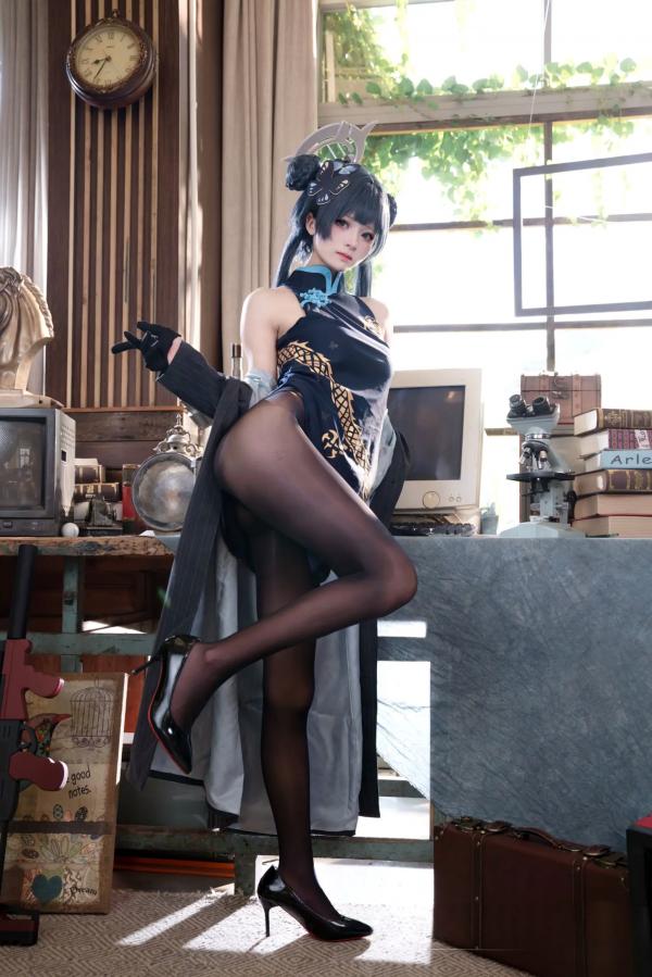    九柒喵COS蔚蓝档案妃咲，深色旗袍搭配诱惑黑丝，室内私房复古书房御姐风，酷飒冷艳女神第11张图片