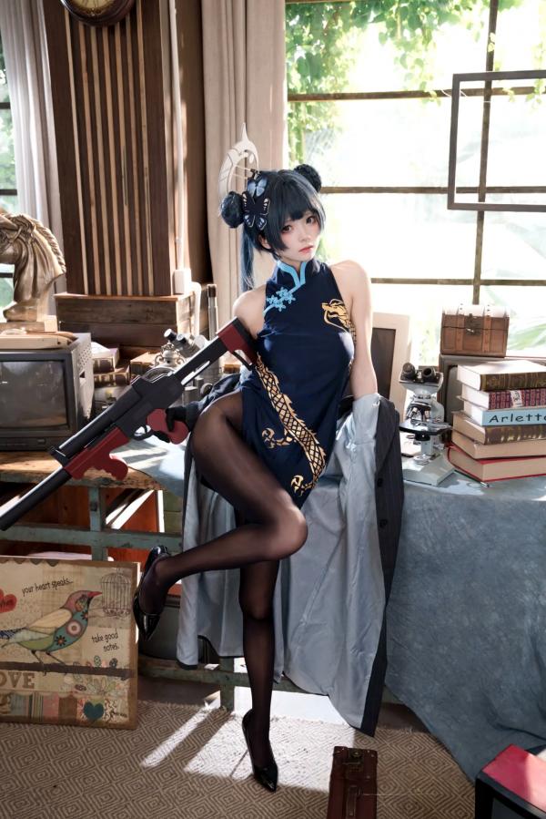    九柒喵COS蔚蓝档案妃咲，深色旗袍搭配诱惑黑丝，室内私房复古书房御姐风，酷飒冷艳女神第14张图片